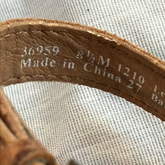 Clarks 8.5 women’s Tan Wedge Sandals with Elegant Lattice Straps - Picture 14 of 16